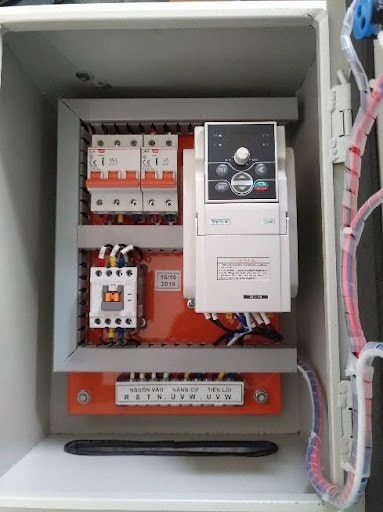Tủ biến tần tự động điều khiển máy cưa gỗ CD