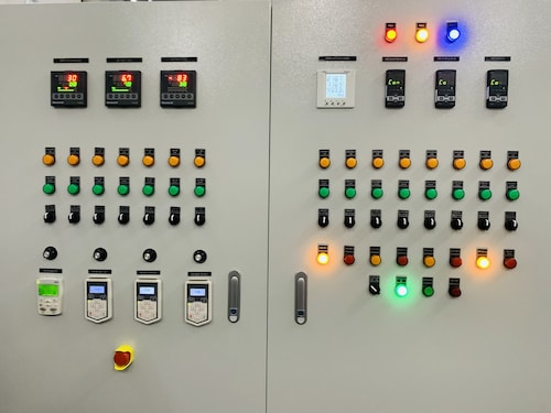 Báo giá tủ điện - Giải pháp vận hành máy móc hiệu năng, an toàn